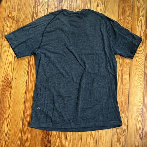 Lulu Lemon Tech T - Picture 2 of 3